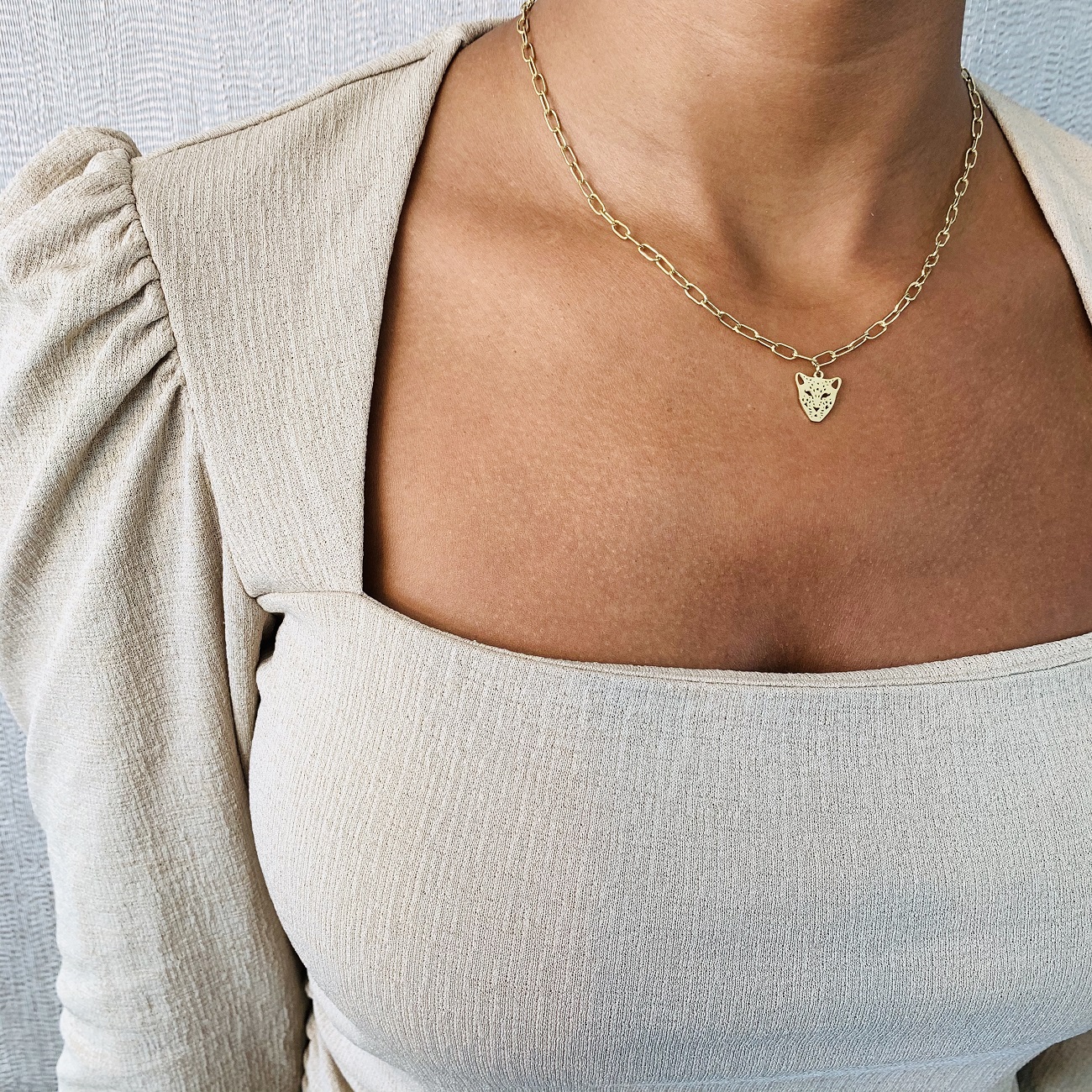Leopard Chain necklace model foto Leopard Chain necklace model foto