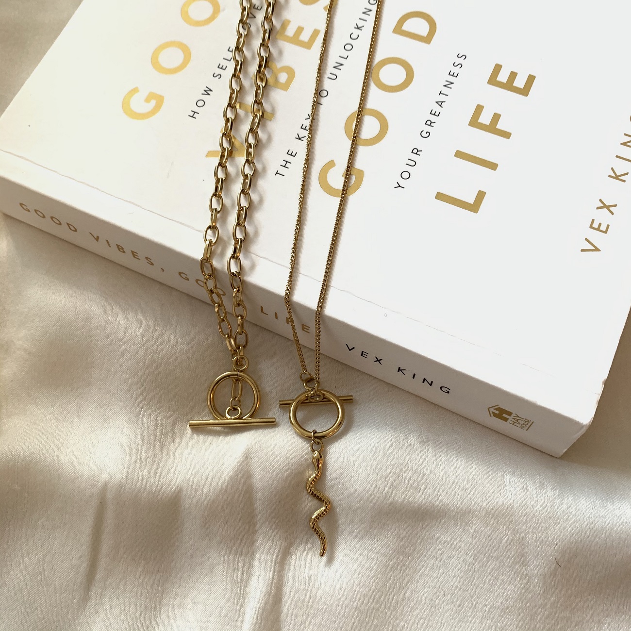 Snake en Lock Me Chain necklace goud flatlay Snake en Lock Me Chain necklace goud flatlay