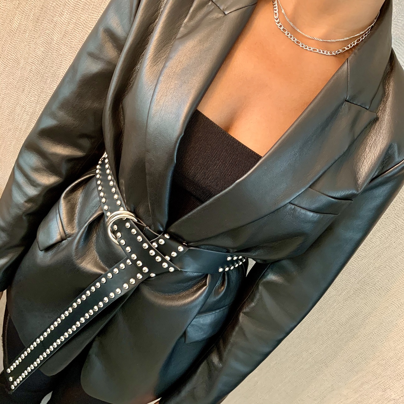 Tie Me Down Studs belt zilver model foto Tie Me Down Studs belt zilver