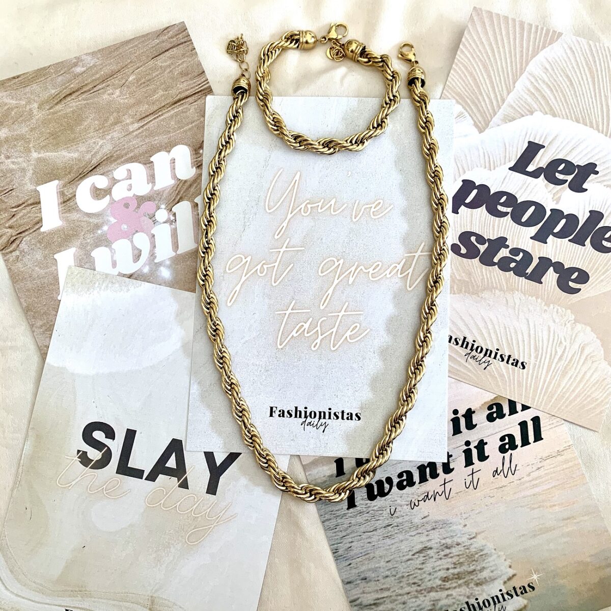Twist Me chain necklace en bracelet flatlay Twist Me chain necklace en bracelet flatlay