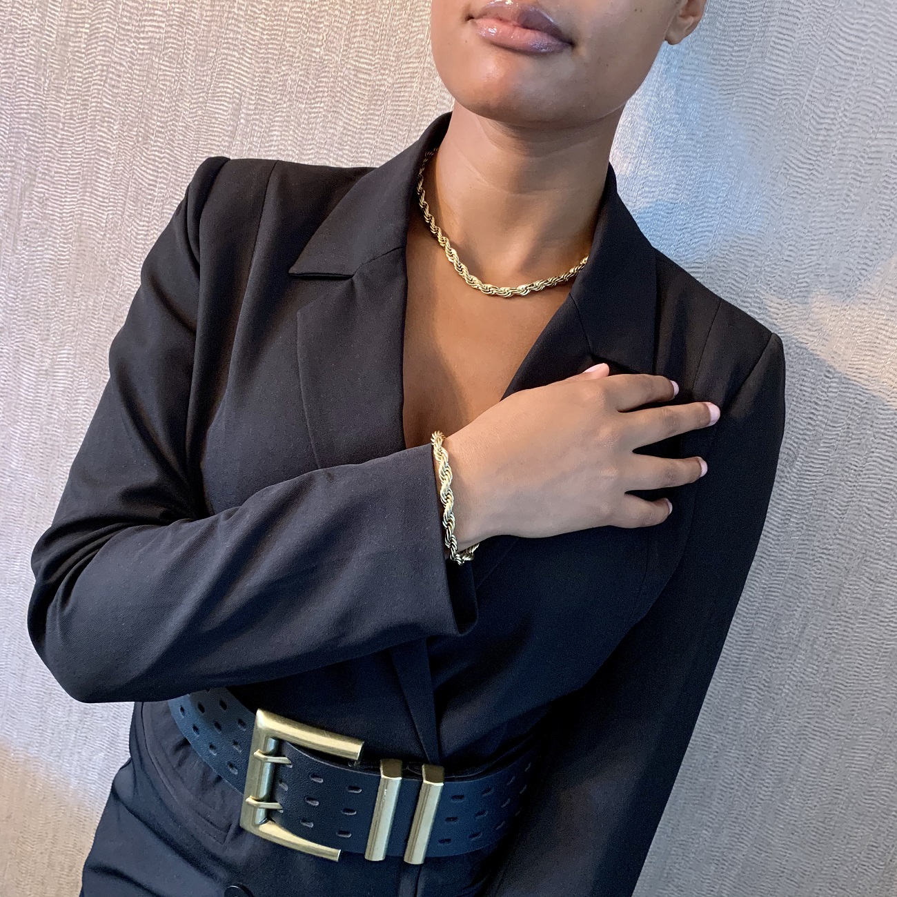 Twist Me chain necklace en bracelet model foto Twist Me chain necklace en bracelet model foto